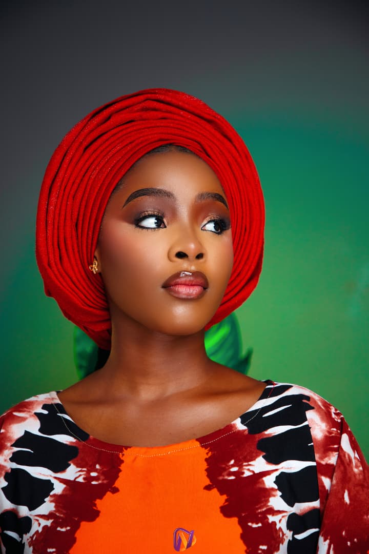 Side glance, green wall